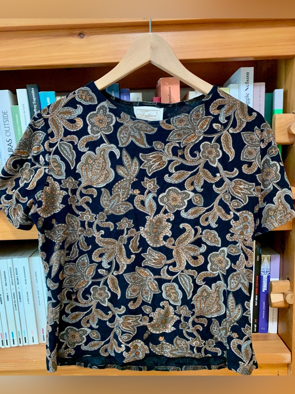 Beautiful vintage tee with paisley like pattern